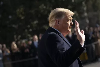 Image of Donald Trump waves in south lawn